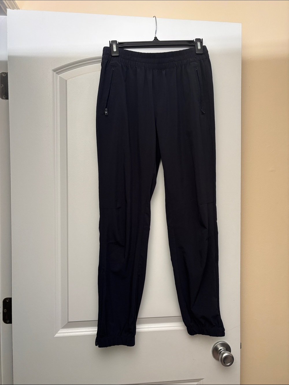 Aritzia’s TNA Jogger Pants - size S